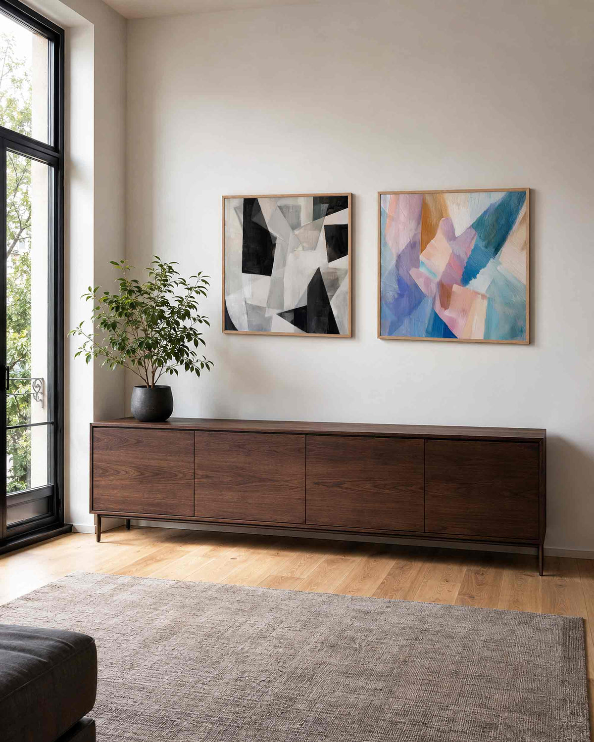 Interieurpresentatie van een tweedelige vierkante posterset met geometrische vlakken