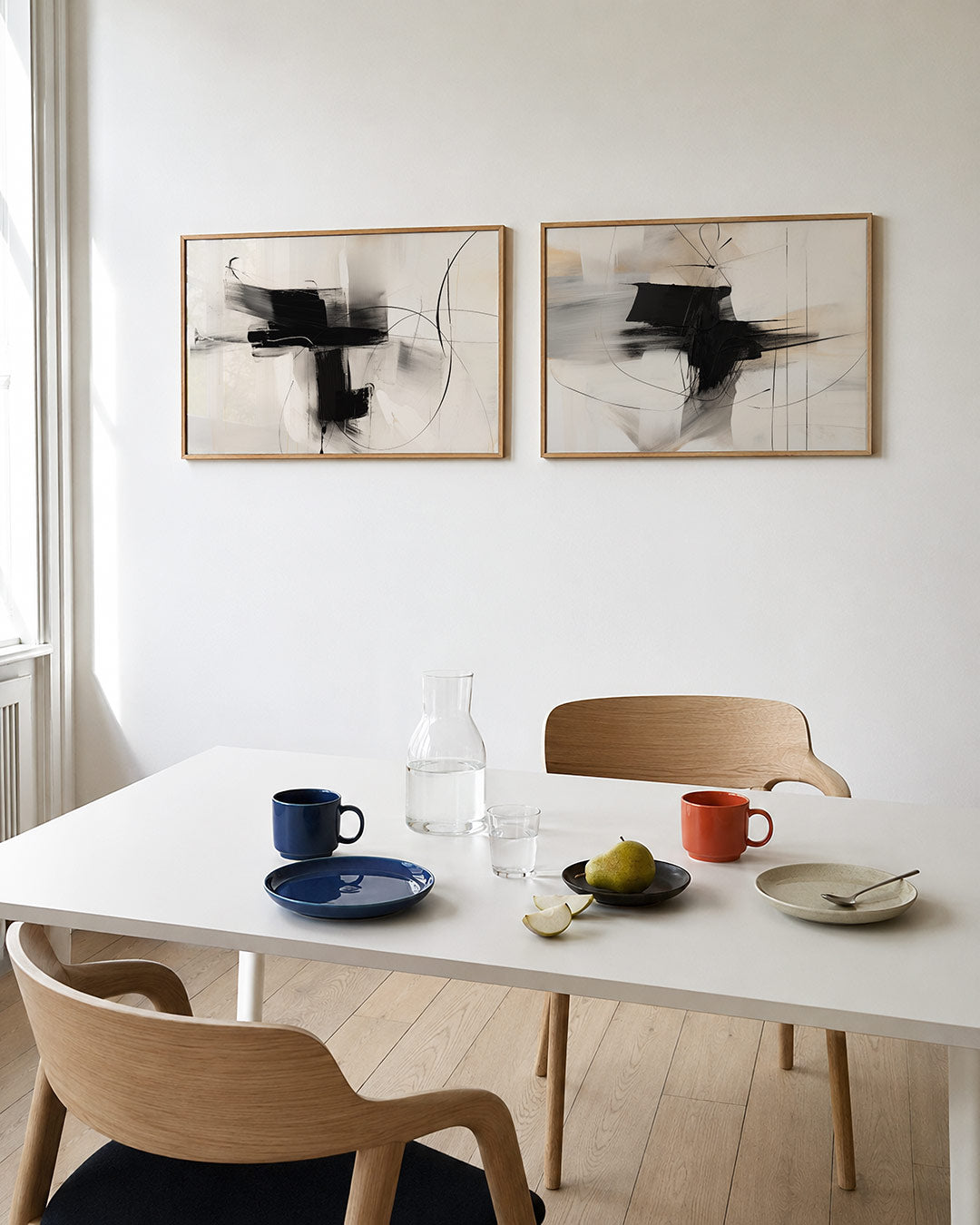 Tweedelige posterset met deze compositie speelt met krachtige zwarte penseelstreken en, getoond in een interieur