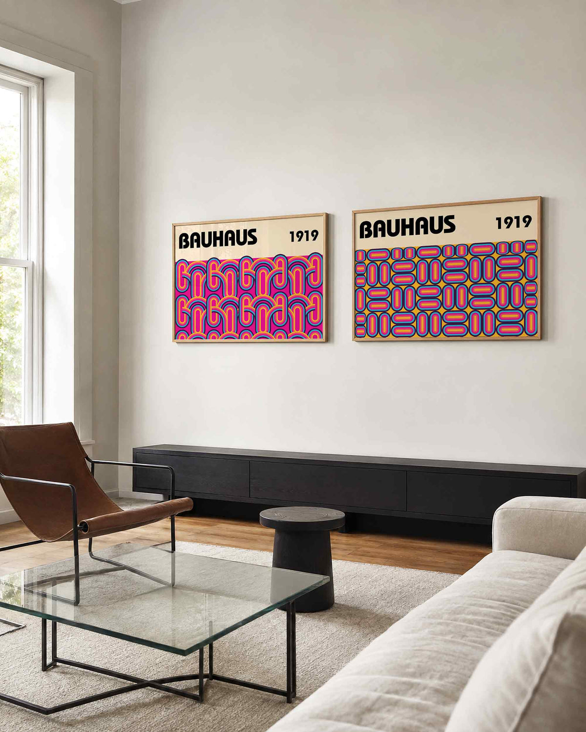 Interieurmockup van tweedelige landscape-posterset met roze geel lijnenspel