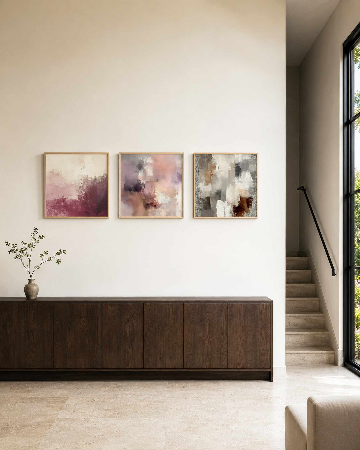 Interieurpresentatie van een driedelige vierkante posterset met abstracte penseelvlakken