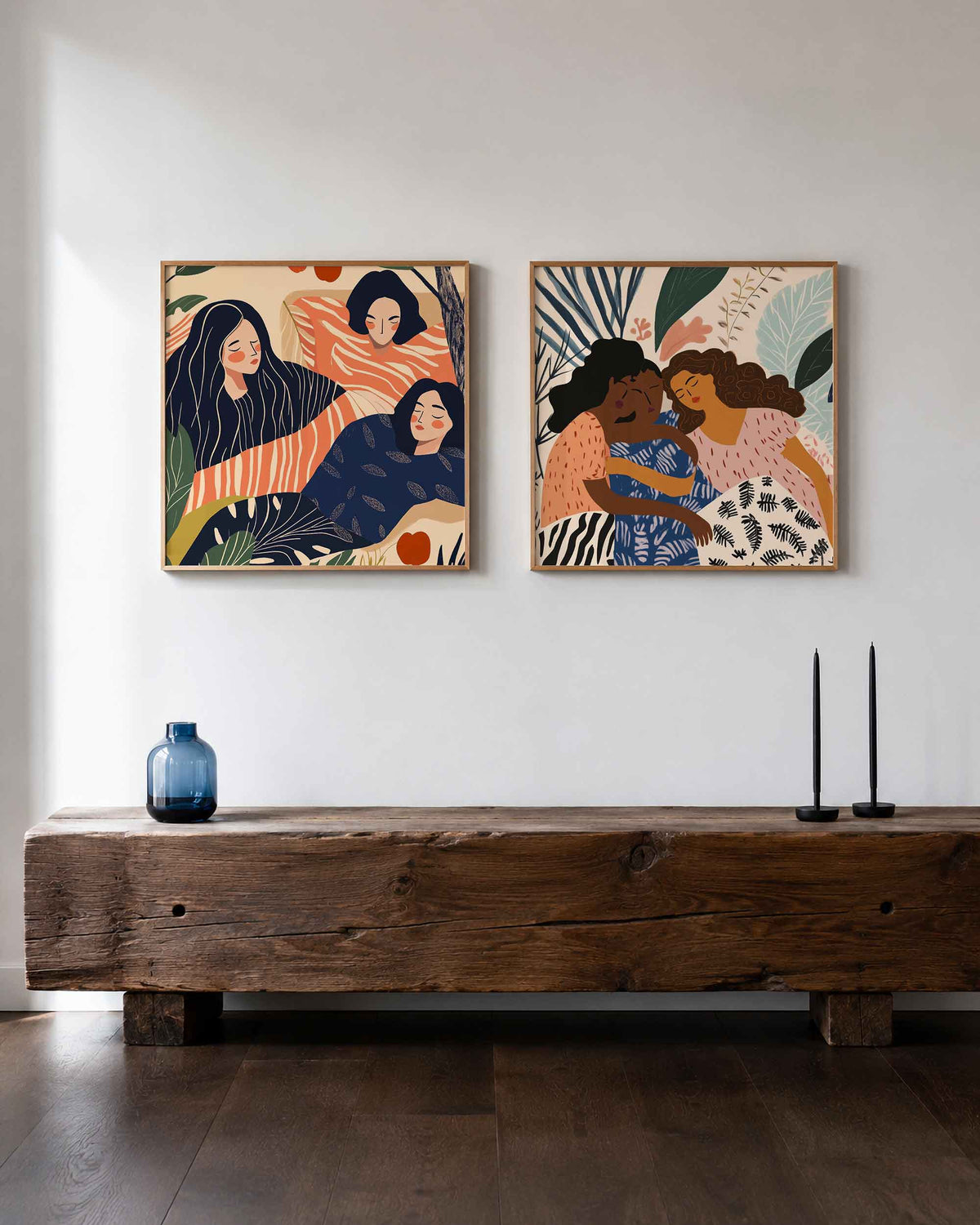 Interieurpresentatie van een tweedelige vierkante posterset met vrouwen met bladeren