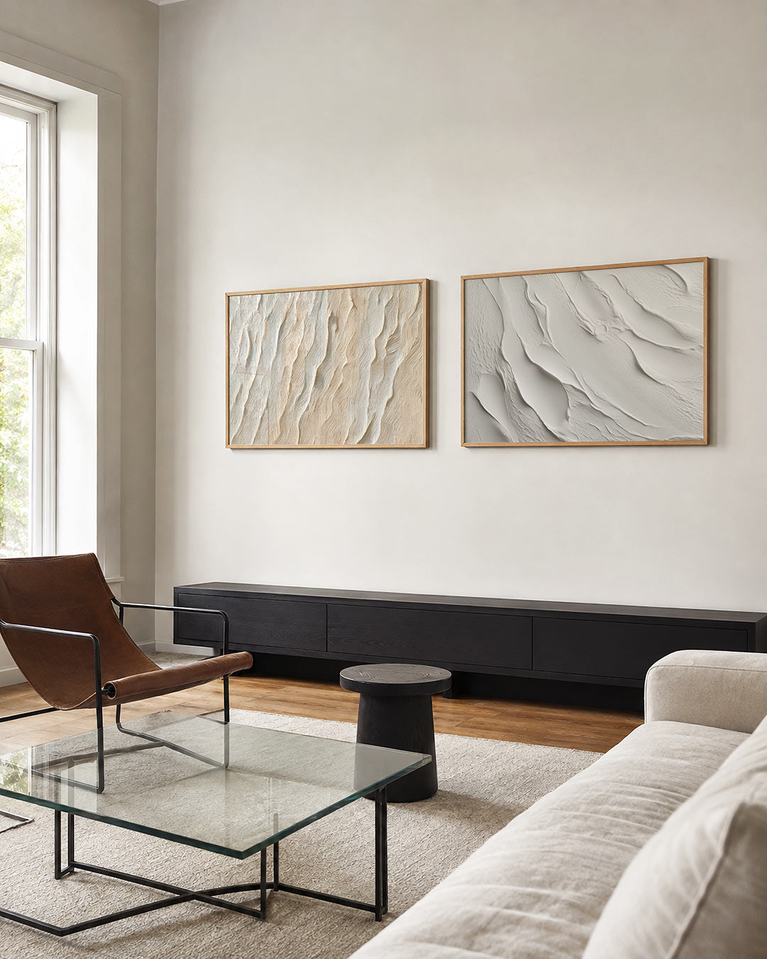 Interieurbeeld met twee liggende posters: een patroon van golvende lijnen in zachte beige tinten