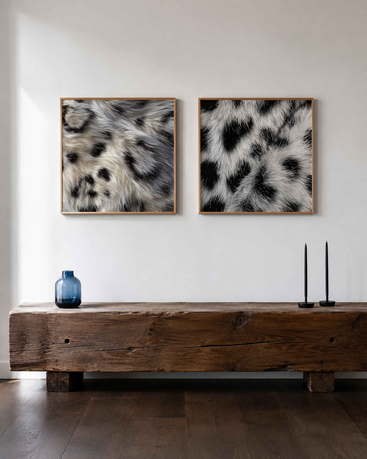 Interieurpresentatie van een tweedelige vierkante posterset met zwart witte koeienvacht