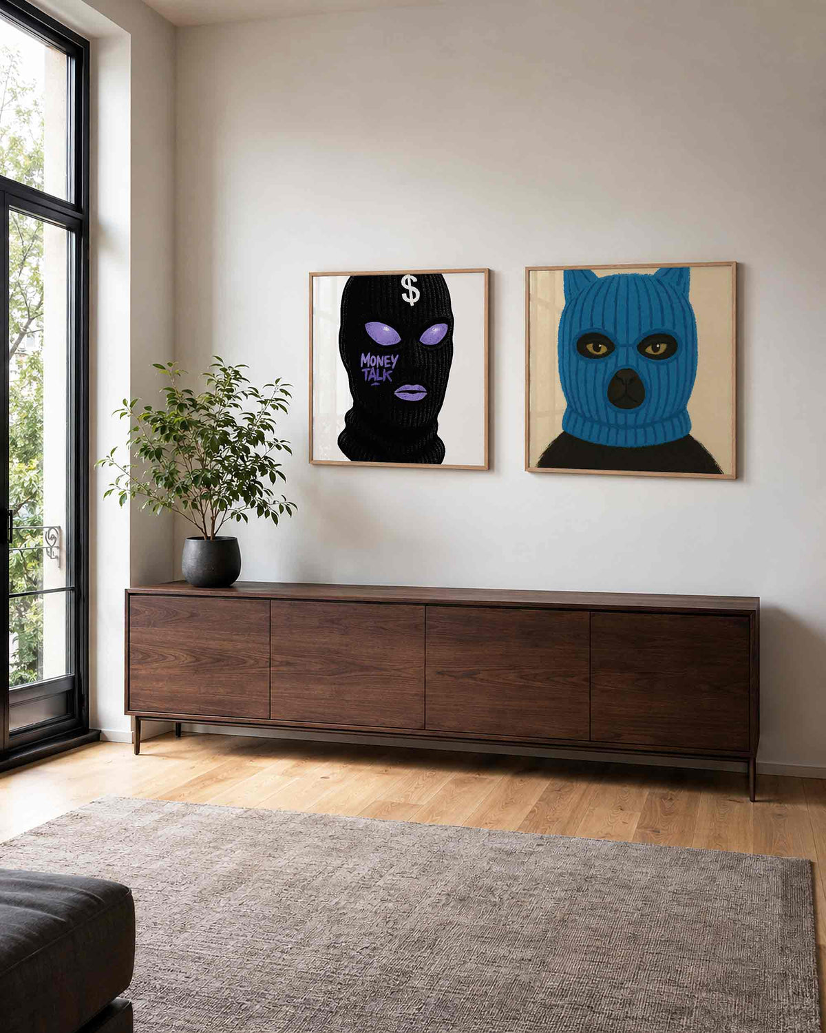 Interieurpresentatie van een tweedelige vierkante posterset met masker en kat