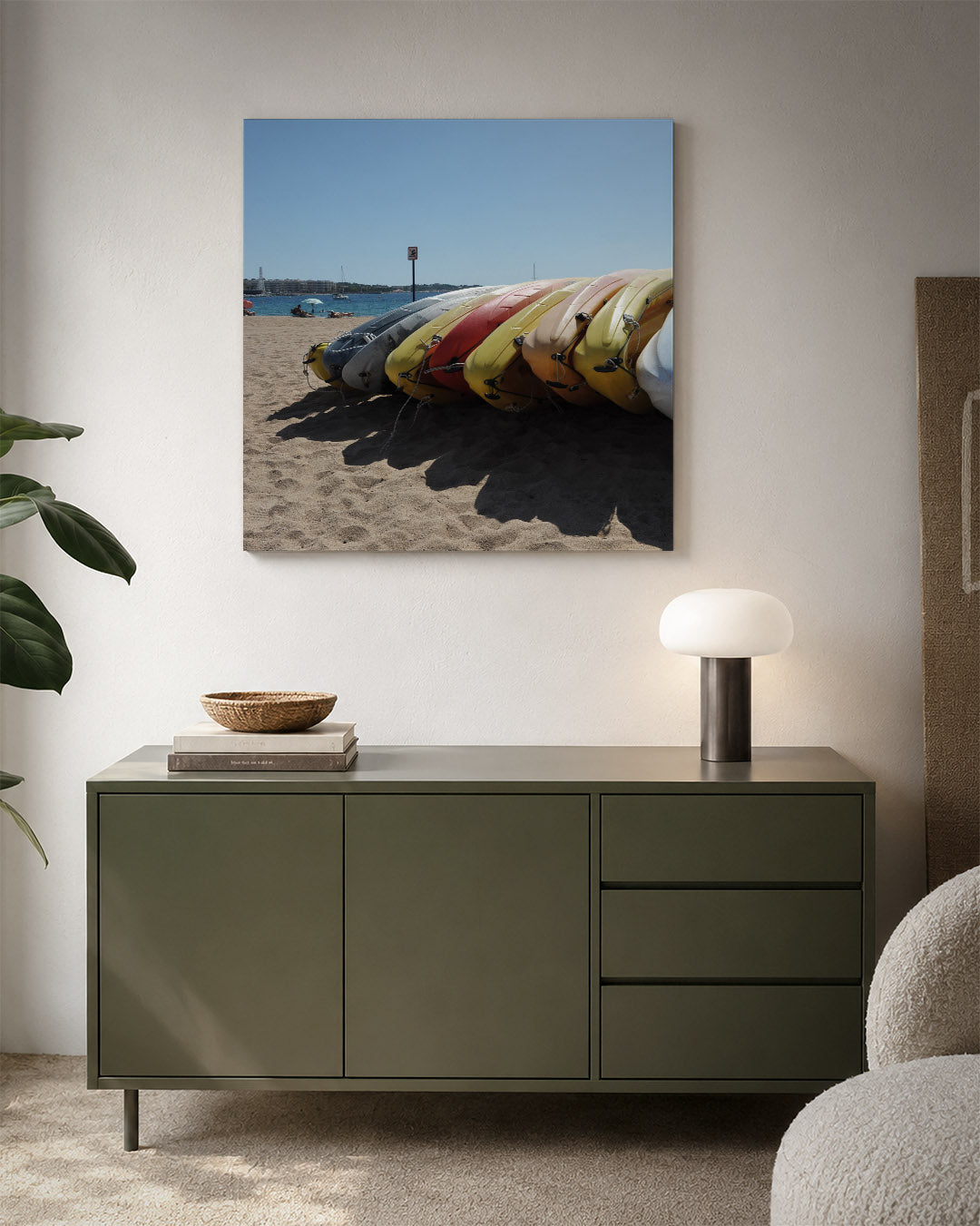 Kleurrijke kajaks strand Kunstwerk