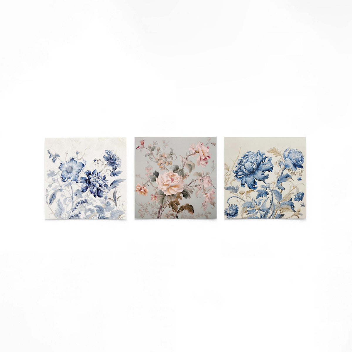 Drie vierkante posters met blauwe en roze bloemen op een gebroken witte achtergrond