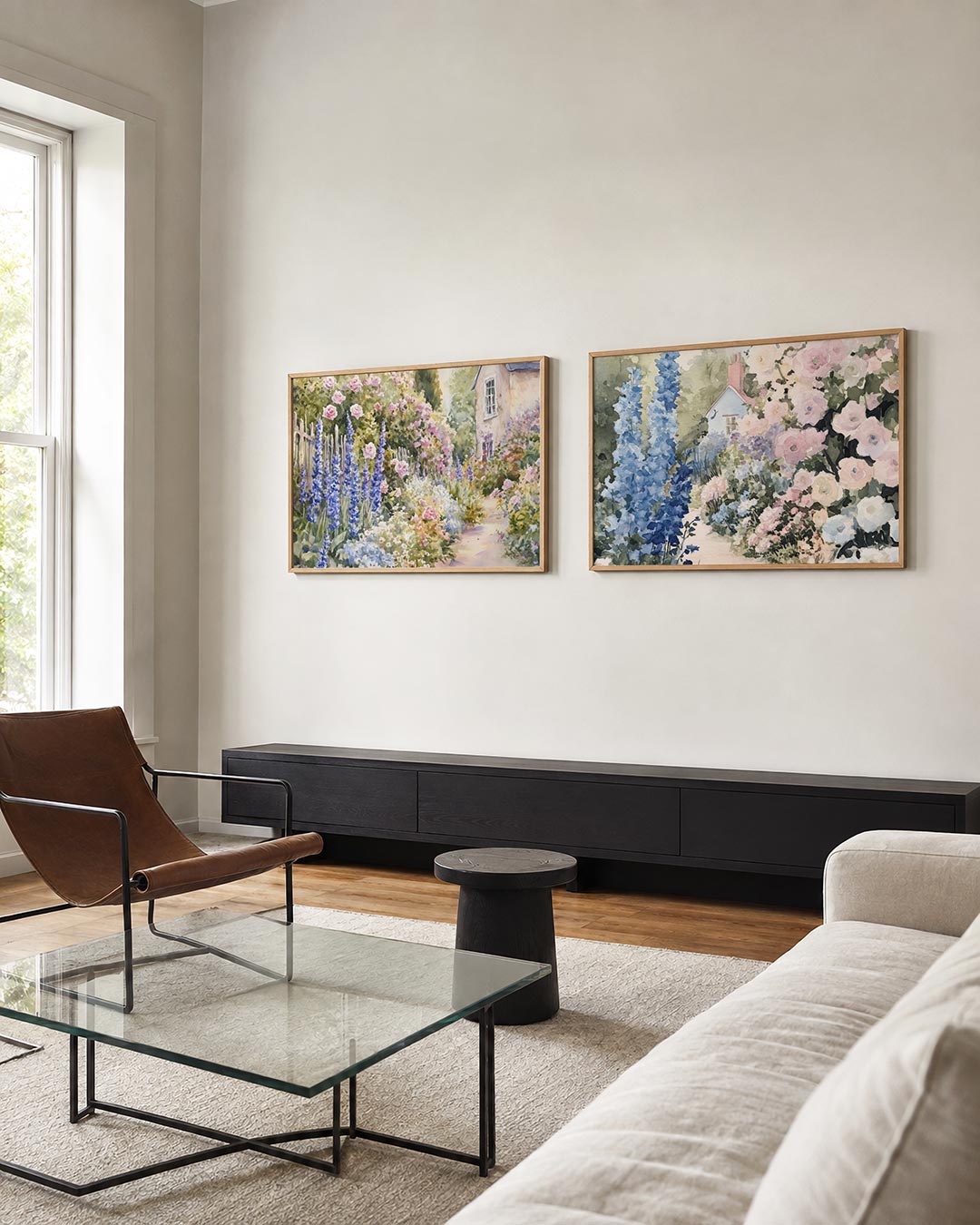 Tweedelige posterset met een weelderige tuin vol kleurrijke bloemen, getoond in een interieur