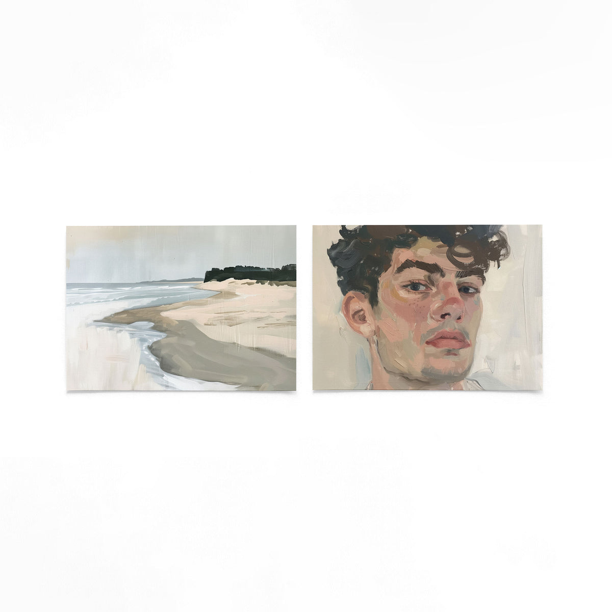 Twee liggende posters met een serene kust met vloeiende lijnen en zachte kleuren op een gebroken witte achtergrond