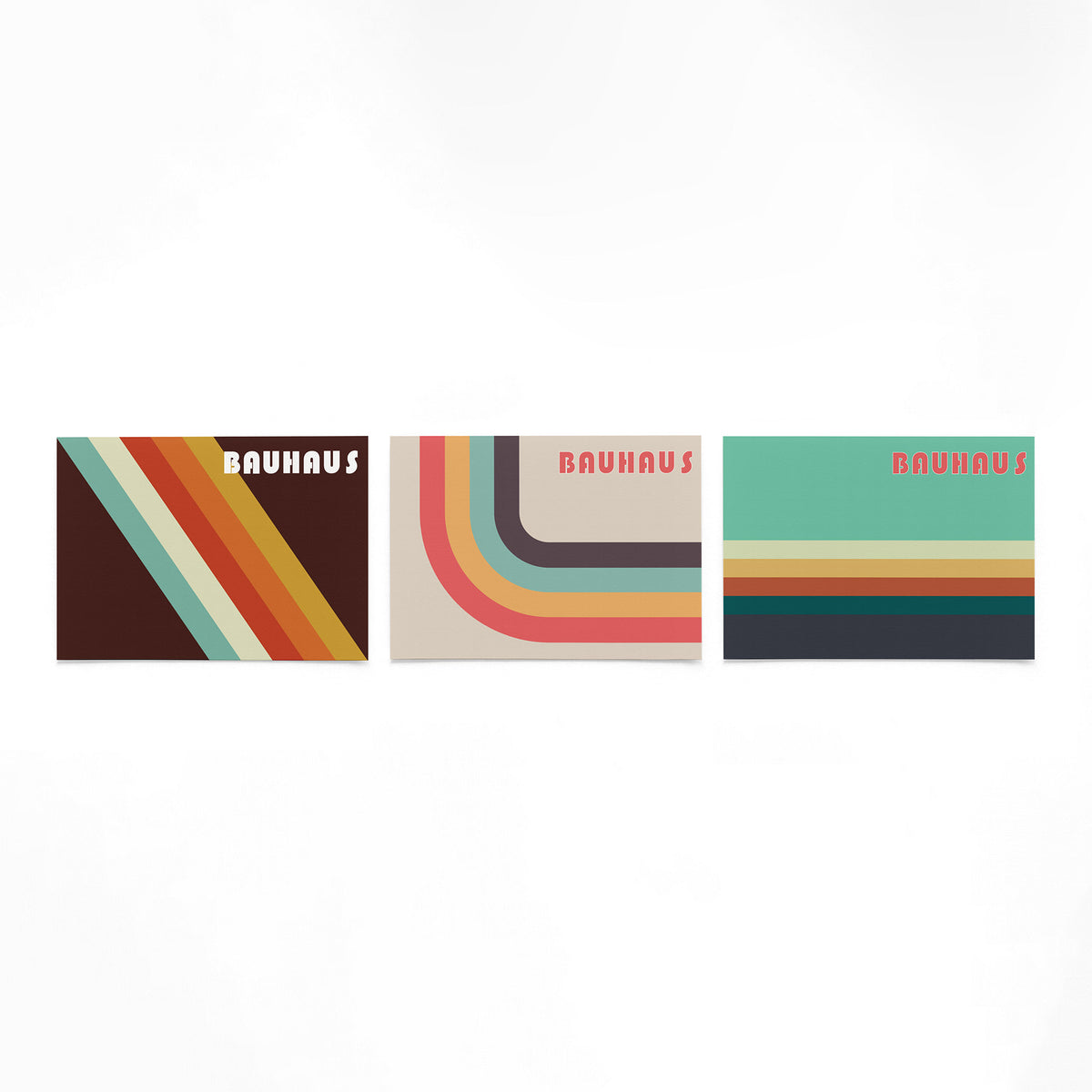 Drie landscape posters met kleurbanen en lettervormen als vrijstaande productfoto