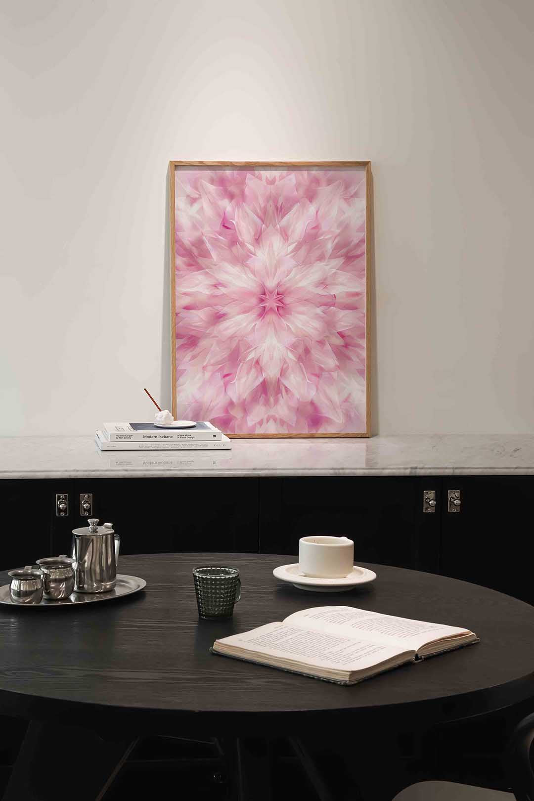 Symmetrische roze bloem Poster