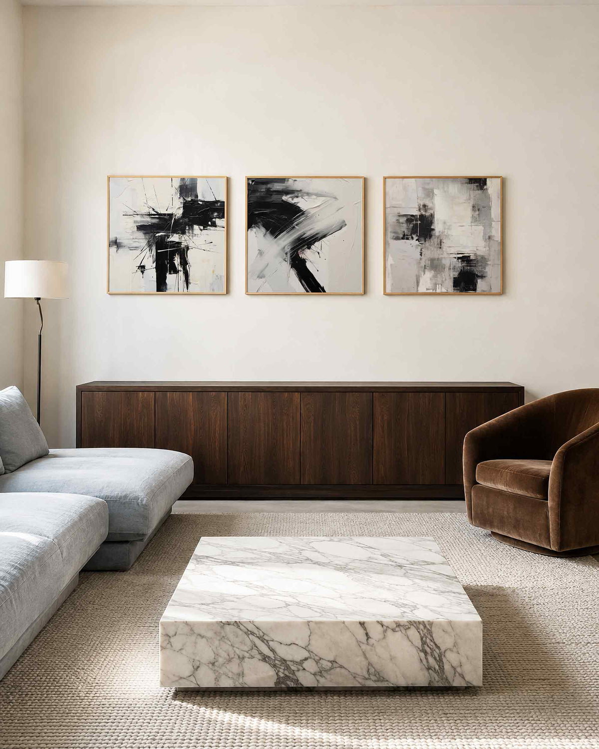 Interieurpresentatie van een driedelige vierkante posterset met abstracte zwart wit