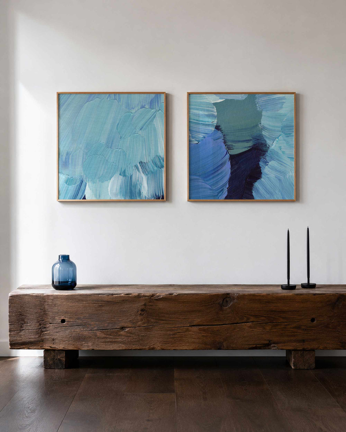 Interieurpresentatie van een tweedelige vierkante posterset met blauwe verfstreken