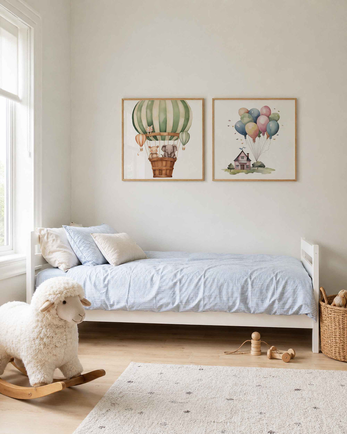 Interieurpresentatie van een tweedelige vierkante posterset met dieren en ballonnen