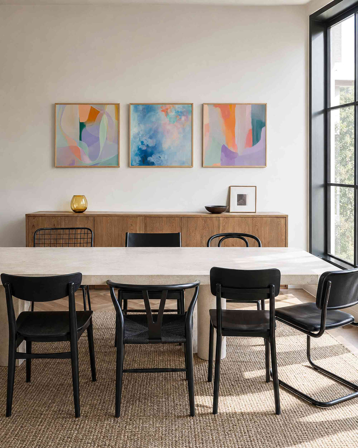 Interieurpresentatie van een driedelige vierkante posterset met abstracte kleuren
