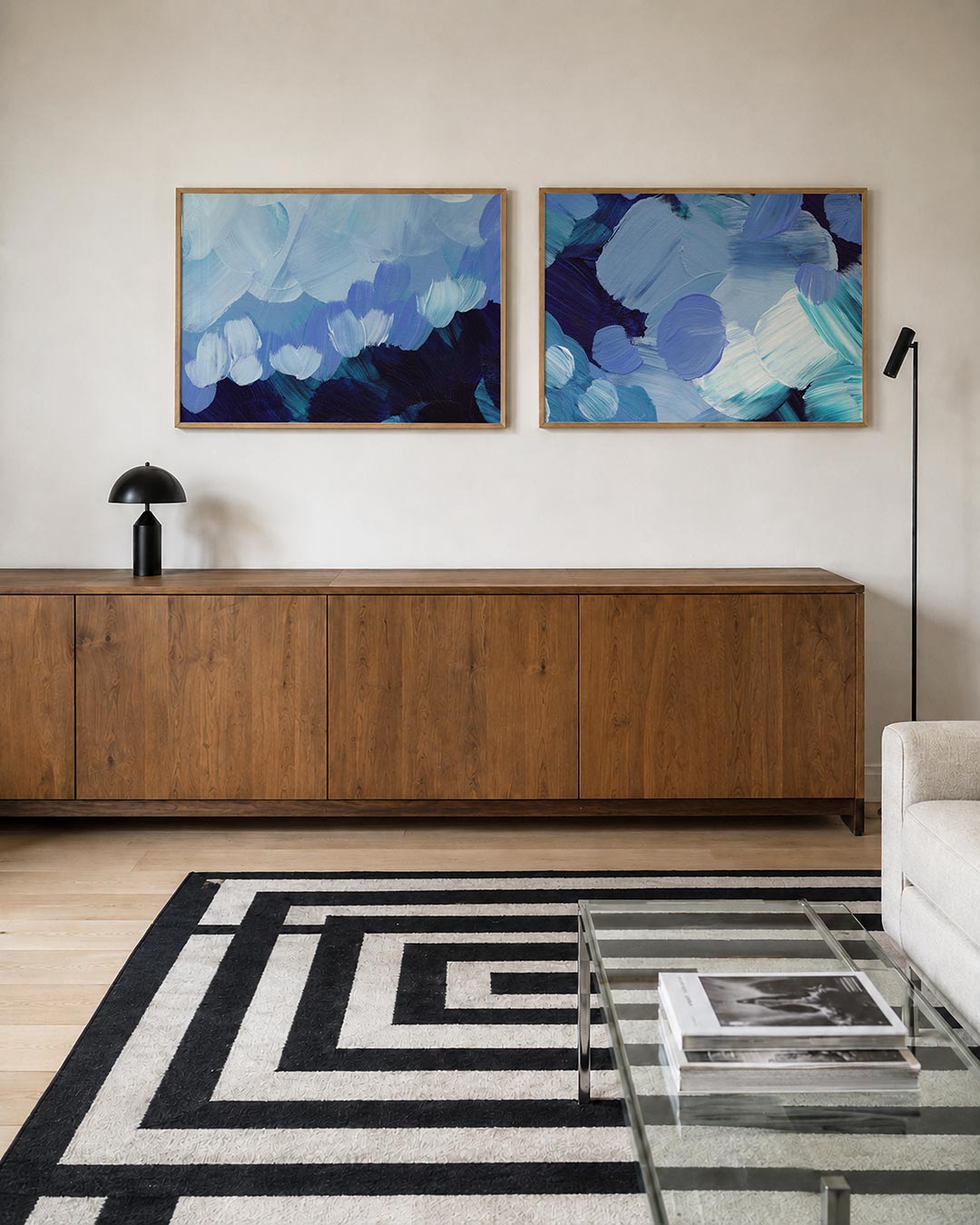 Twee liggende posters met deze tweedelige posterset heeft blauwe en witte borstelstreken, aan de muur in een interieur
