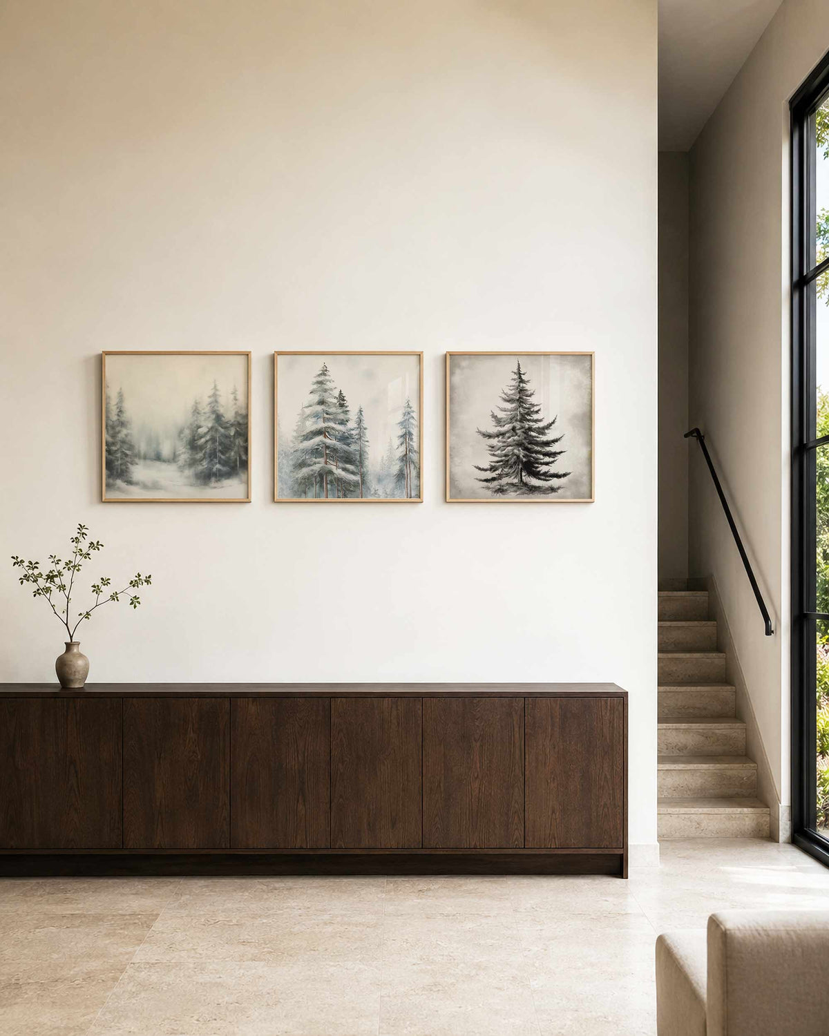 Interieurpresentatie van een driedelige vierkante posterset met winterse sparren