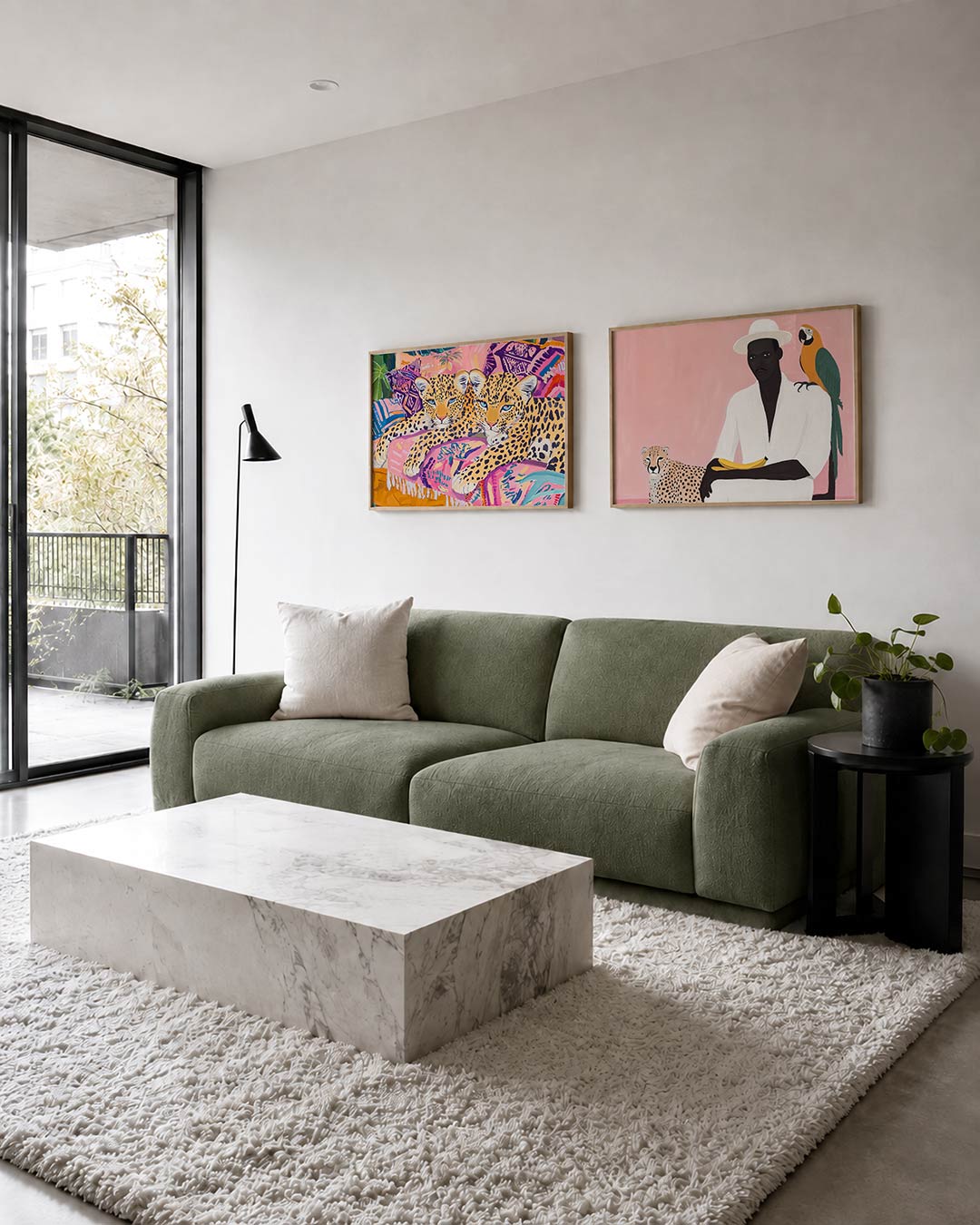 Twee liggende posters met twee luipaarden op kleurrijke kussens, aan de muur in een interieur