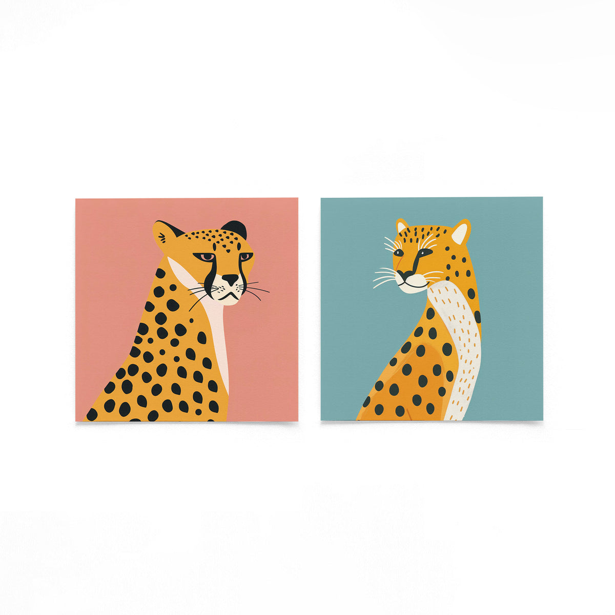Twee vierkante posters met luipaardportretten op een gebroken witte achtergrond