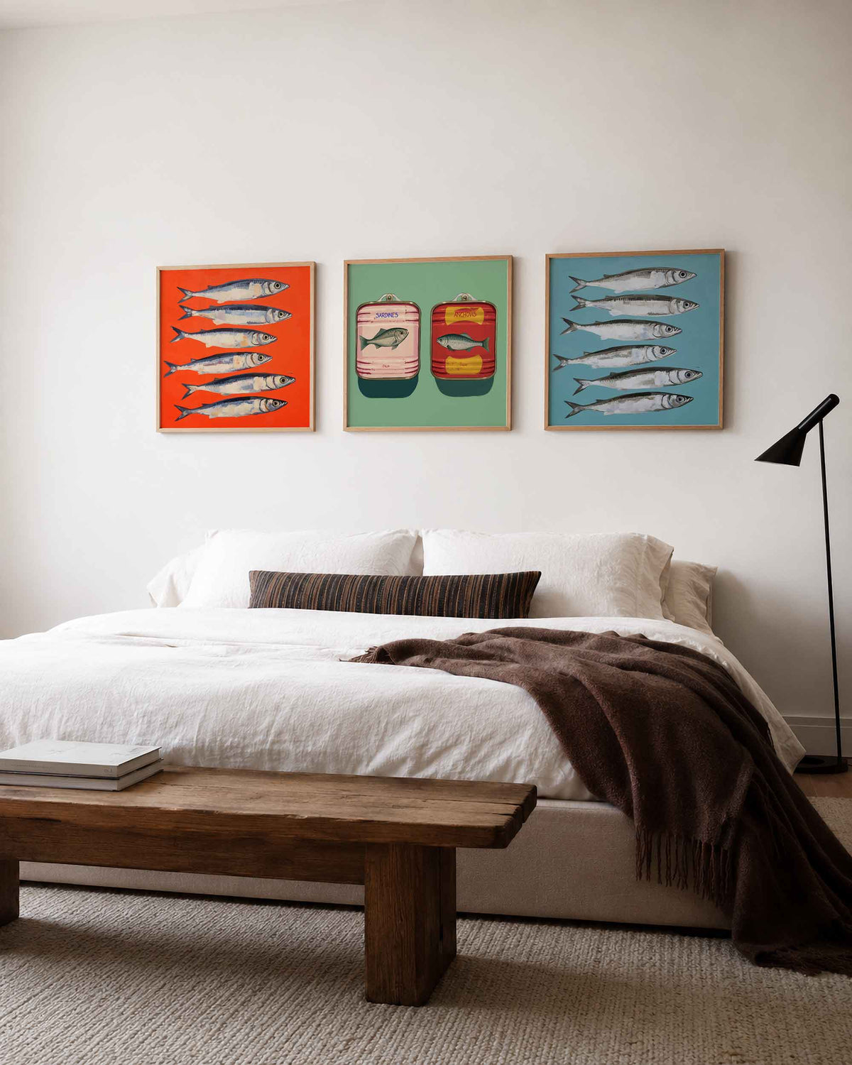 Interieurpresentatie van een driedelige vierkante posterset met sardines en ansjovis