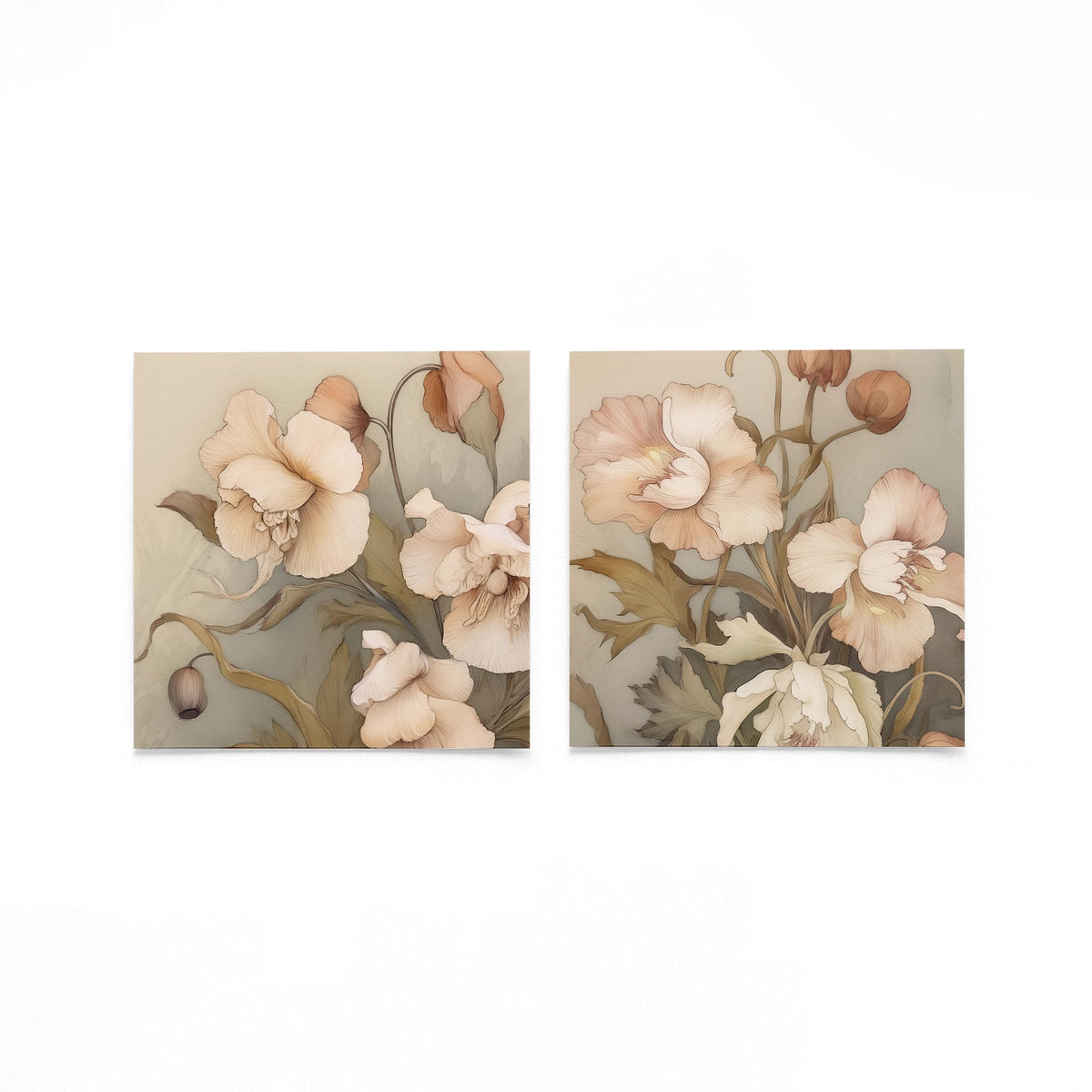 Twee vierkante posters met orchideeën en bloesems op een gebroken witte achtergrond