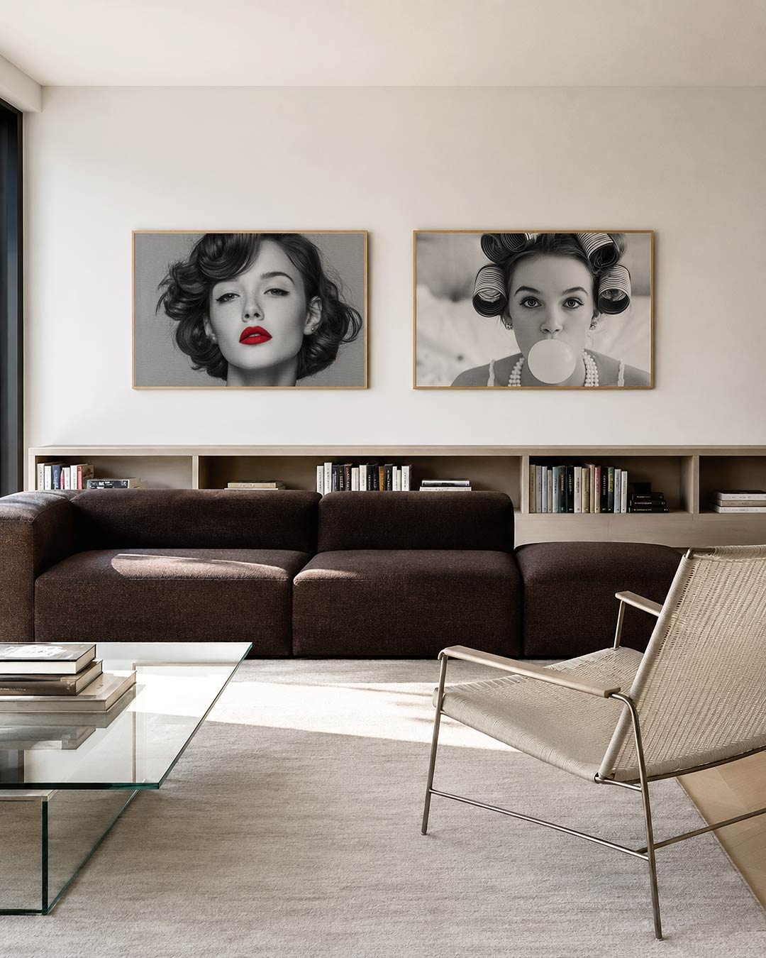 Tweedelige posterset met donkere tinten en een rustige visuele opbouw, getoond in een interieur
