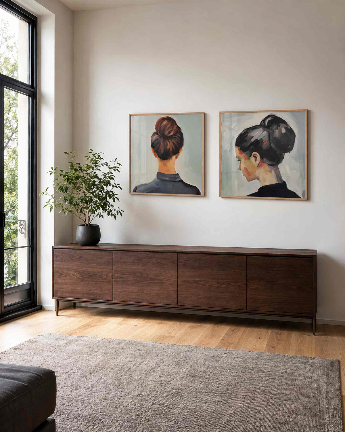 Interieurpresentatie van een tweedelige vierkante posterset met vrouwenportretten