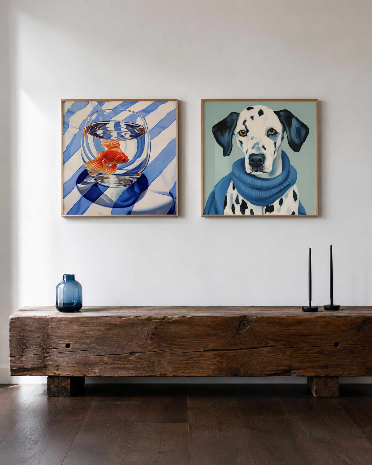 Interieurpresentatie van een tweedelige vierkante posterset met goudvis en dalmatiër