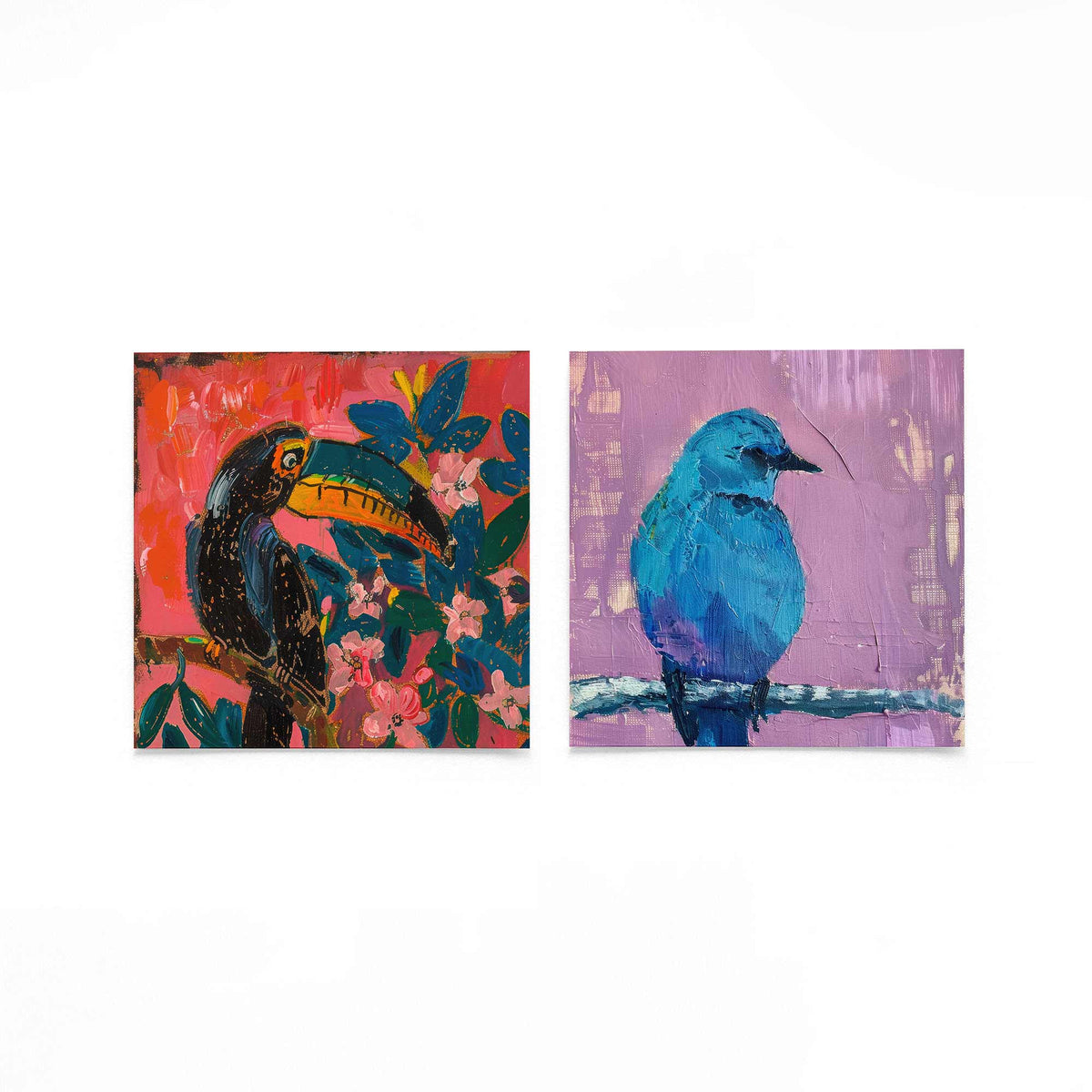 Twee vierkante posters met toekan en blauwe vogel op een gebroken witte achtergrond