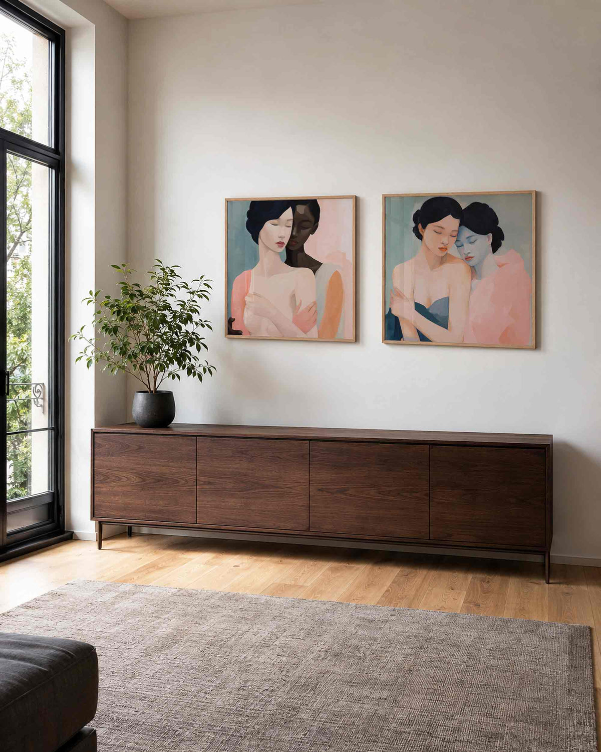 Interieurpresentatie van een tweedelige vierkante posterset met omhelzende vrouwen