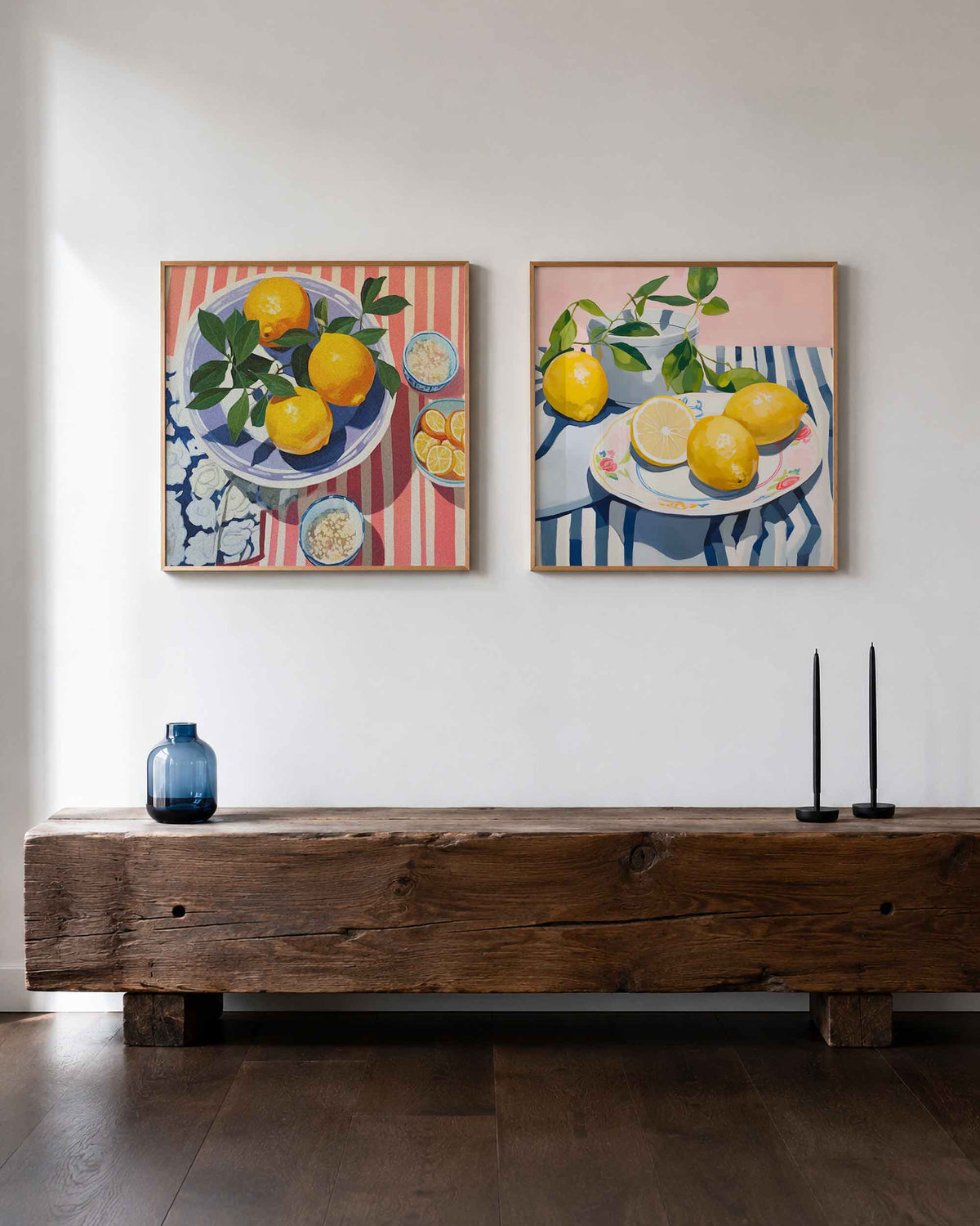 Interieurpresentatie van een tweedelige vierkante posterset met citroenen op servies