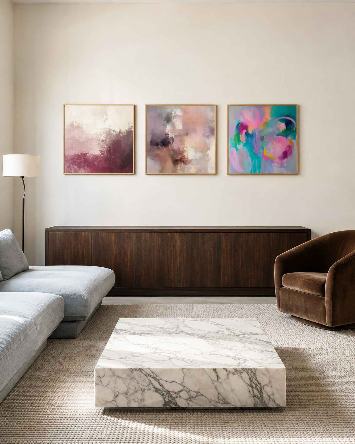 Interieurpresentatie van een driedelige vierkante posterset met abstracte kleuren