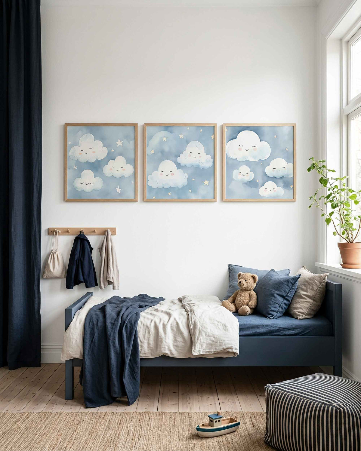 Interieurpresentatie van een driedelige vierkante posterset met slapende wolken
