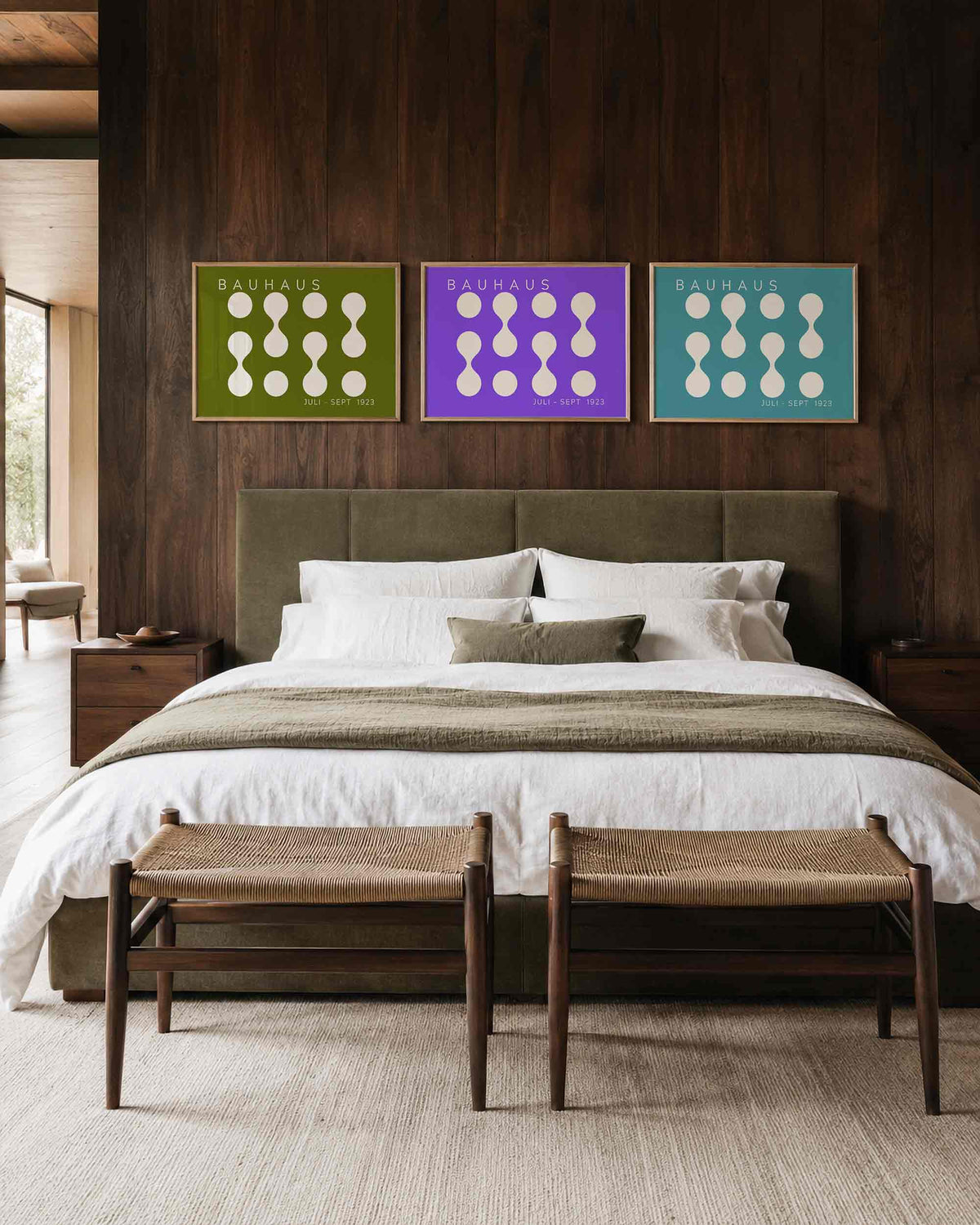 Interieurmockup van drieluik landscape-posterset met witte bollen in ritme