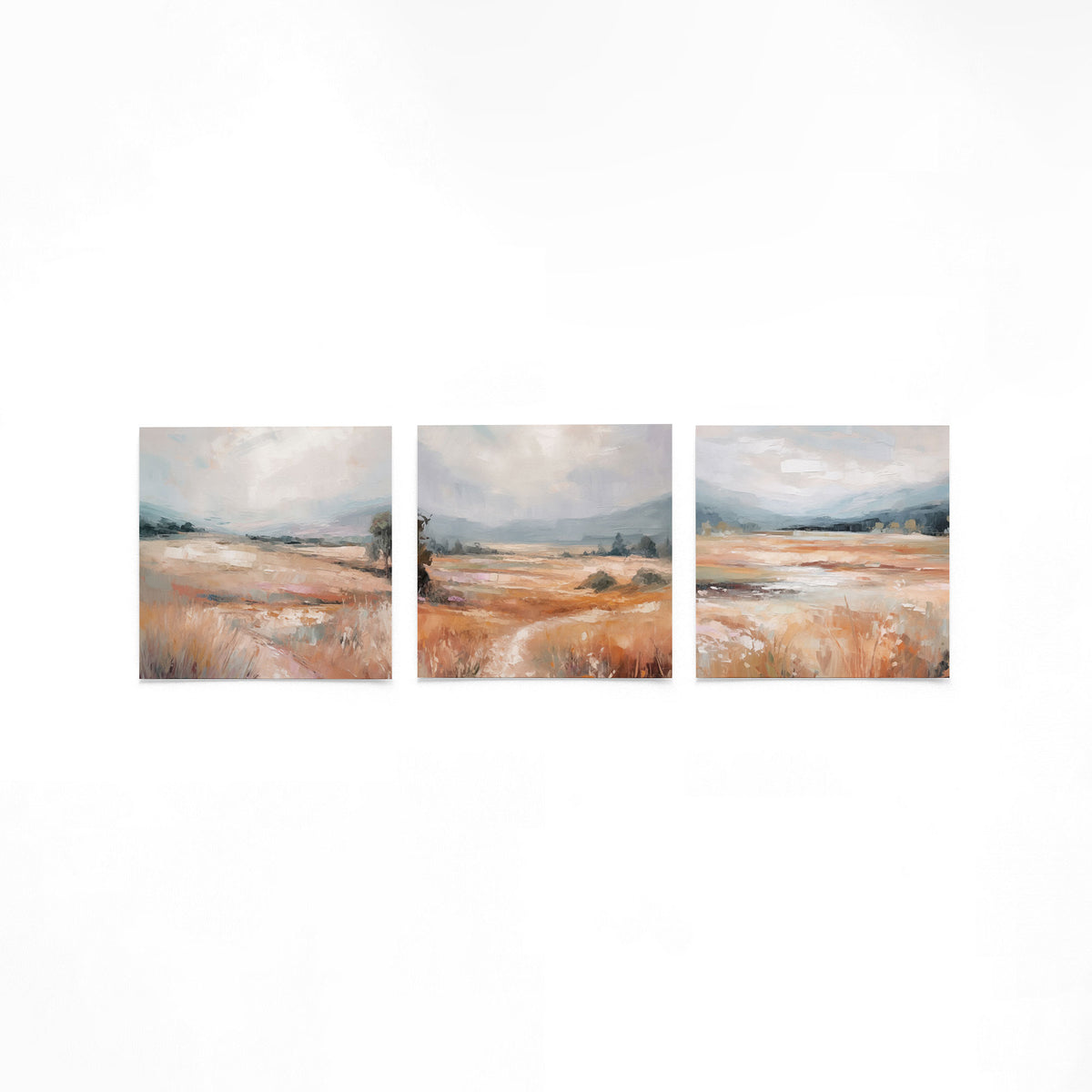 Drie vierkante posters met abstracte landschappen op een gebroken witte achtergrond