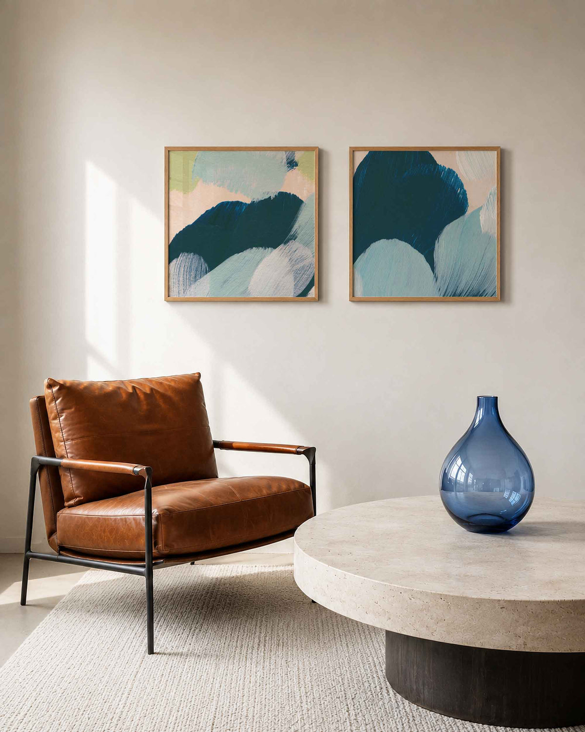 Interieurpresentatie van een tweedelige vierkante posterset met blauwe penseelstreken