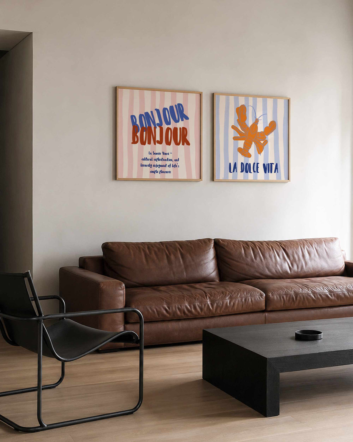 Interieurpresentatie van een tweedelige vierkante posterset met bonheur en kreeft