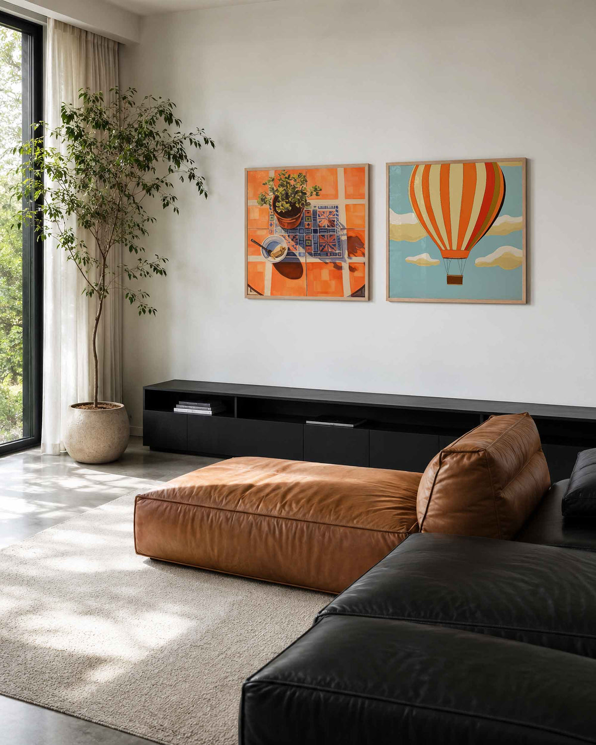 Interieurpresentatie van een tweedelige vierkante posterset met kamerplant en luchtballon
