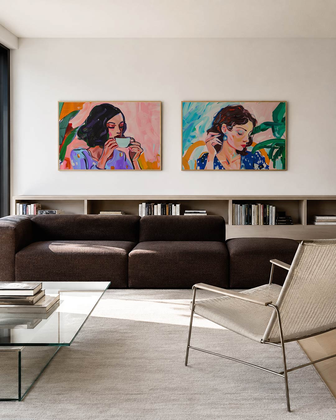 Twee liggende posters met een vrouw geniet van een kopje koffie, aan de muur in een interieur
