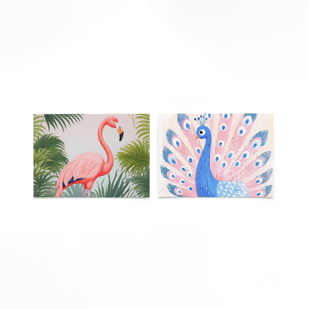 Twee liggende posters met een roze flamingo omringd door groene palmbladeren op een gebroken witte achtergrond