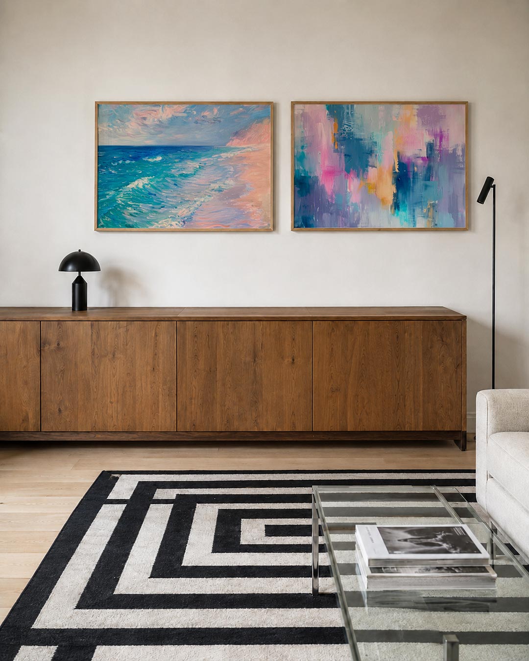 Twee liggende posters met een levendig spel van blauwe en roze tinten, aan de muur in een interieur