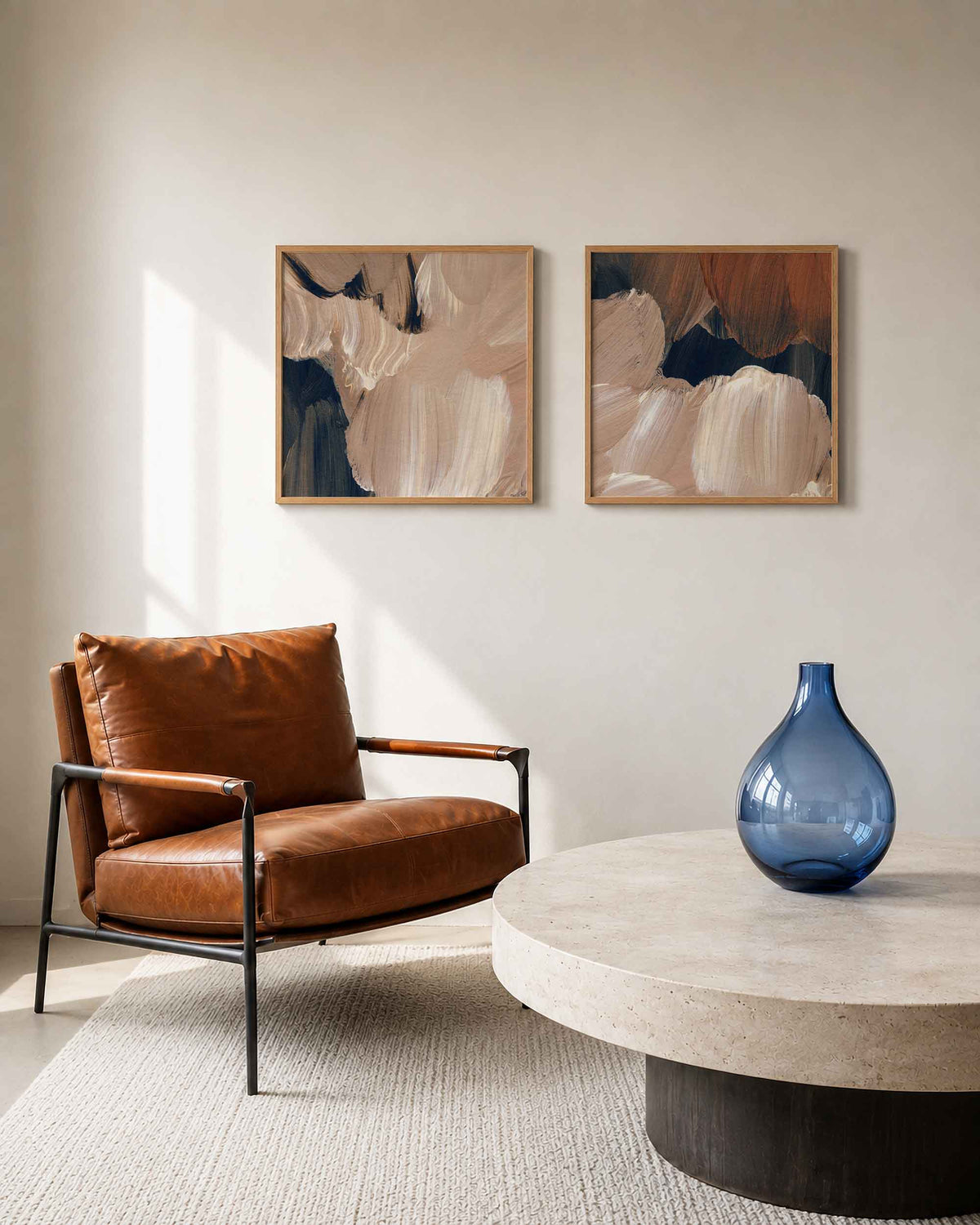 Interieurpresentatie van een tweedelige vierkante posterset met beige en donkerblauwe verfstreken