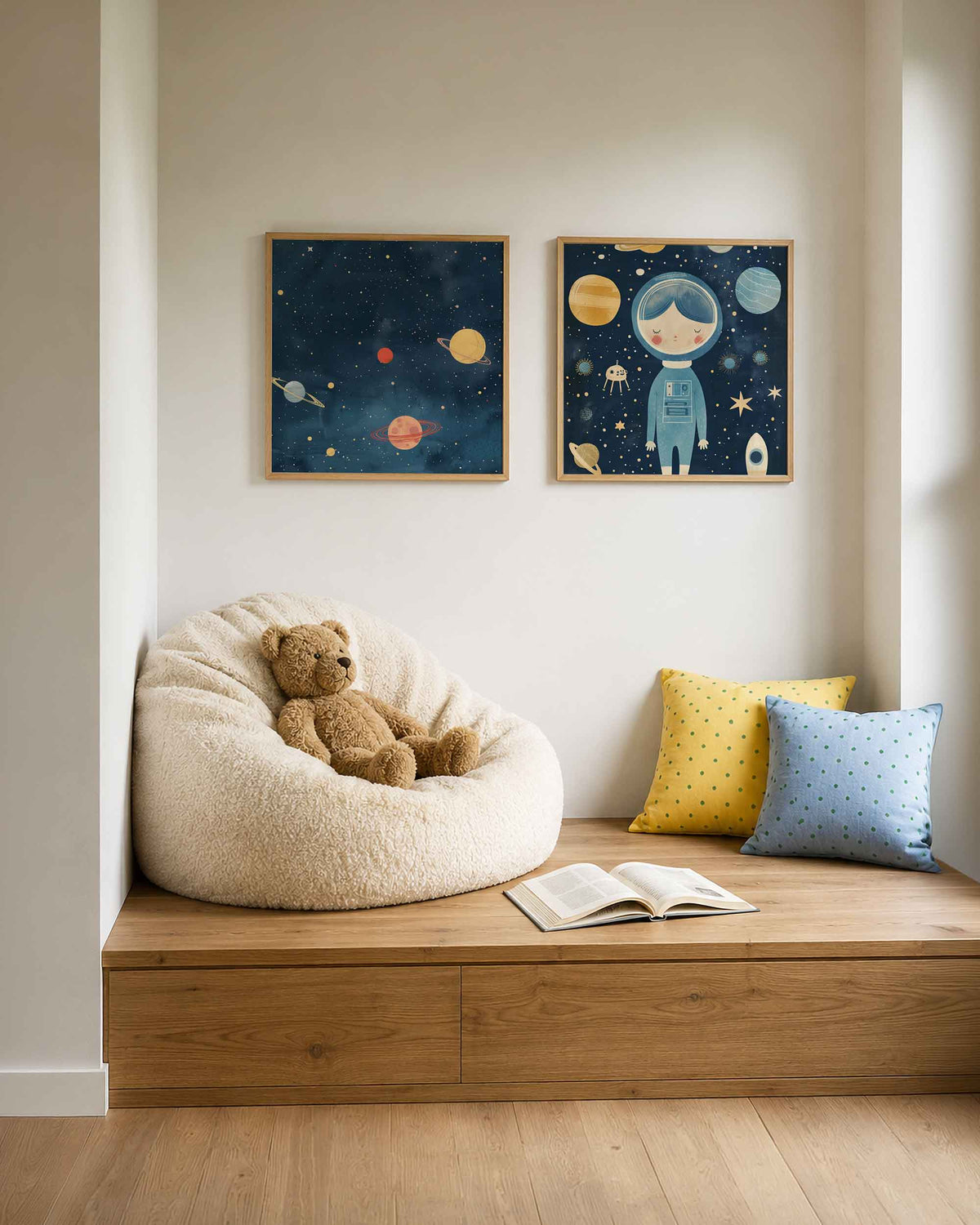 Interieurpresentatie van een tweedelige vierkante posterset met planeten en astronaut