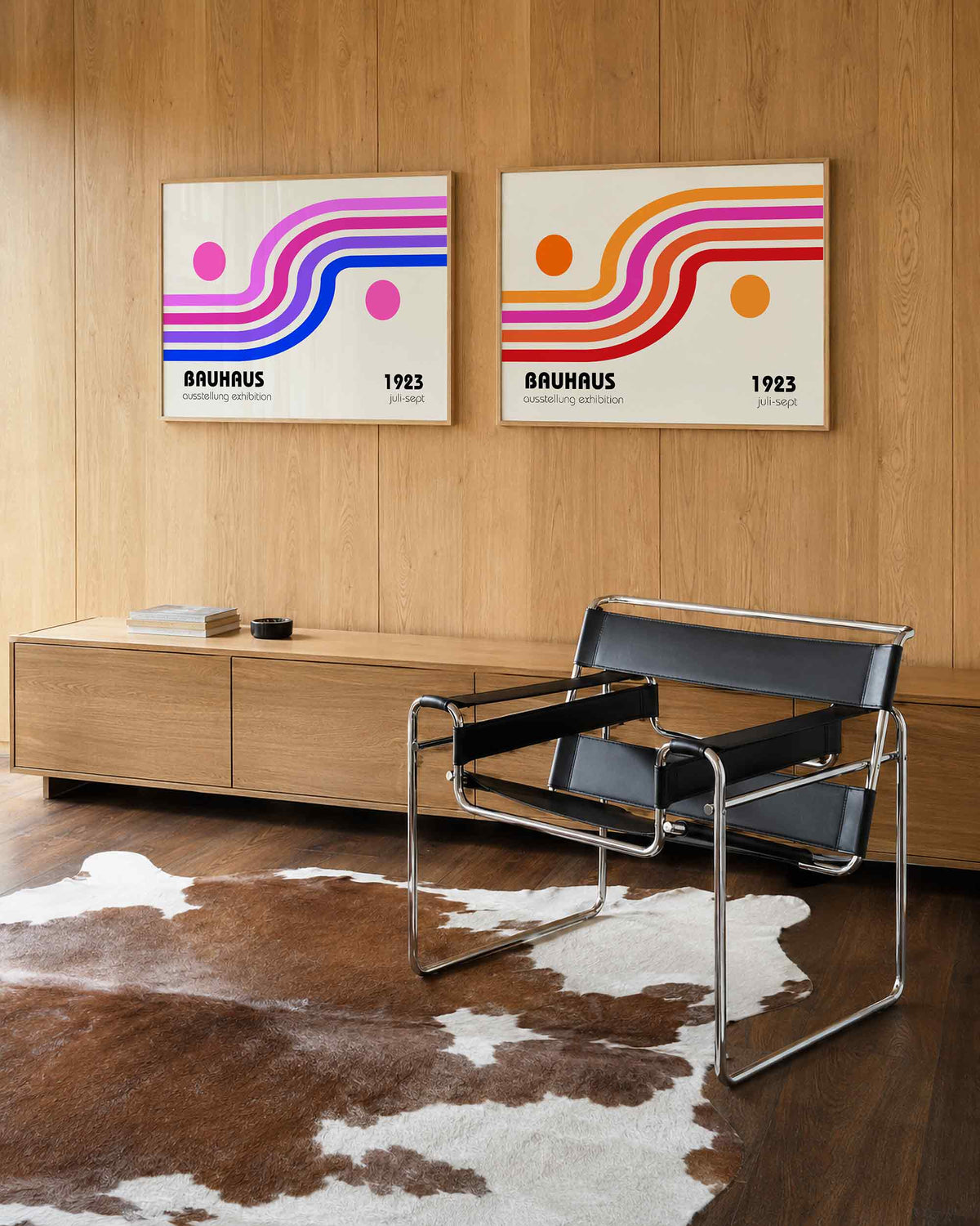Interieurmockup van tweedelige landscape-posterset met golvende kleurenbanen en cirkels