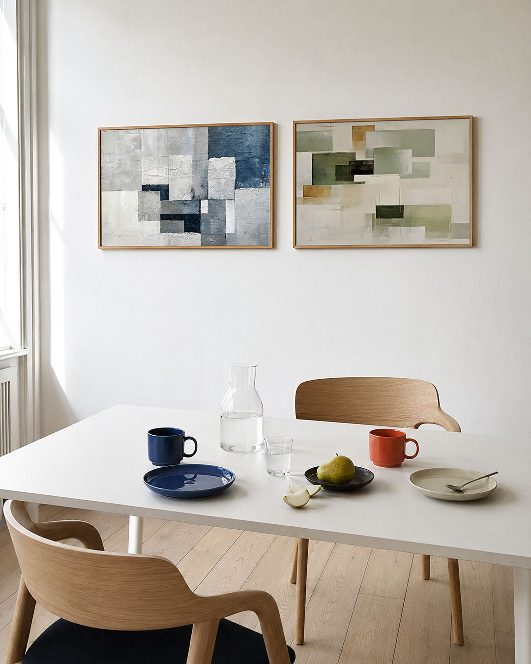 Interieurpresentatie van twee posters met een spel van rechthoeken in grijstinten en blauw