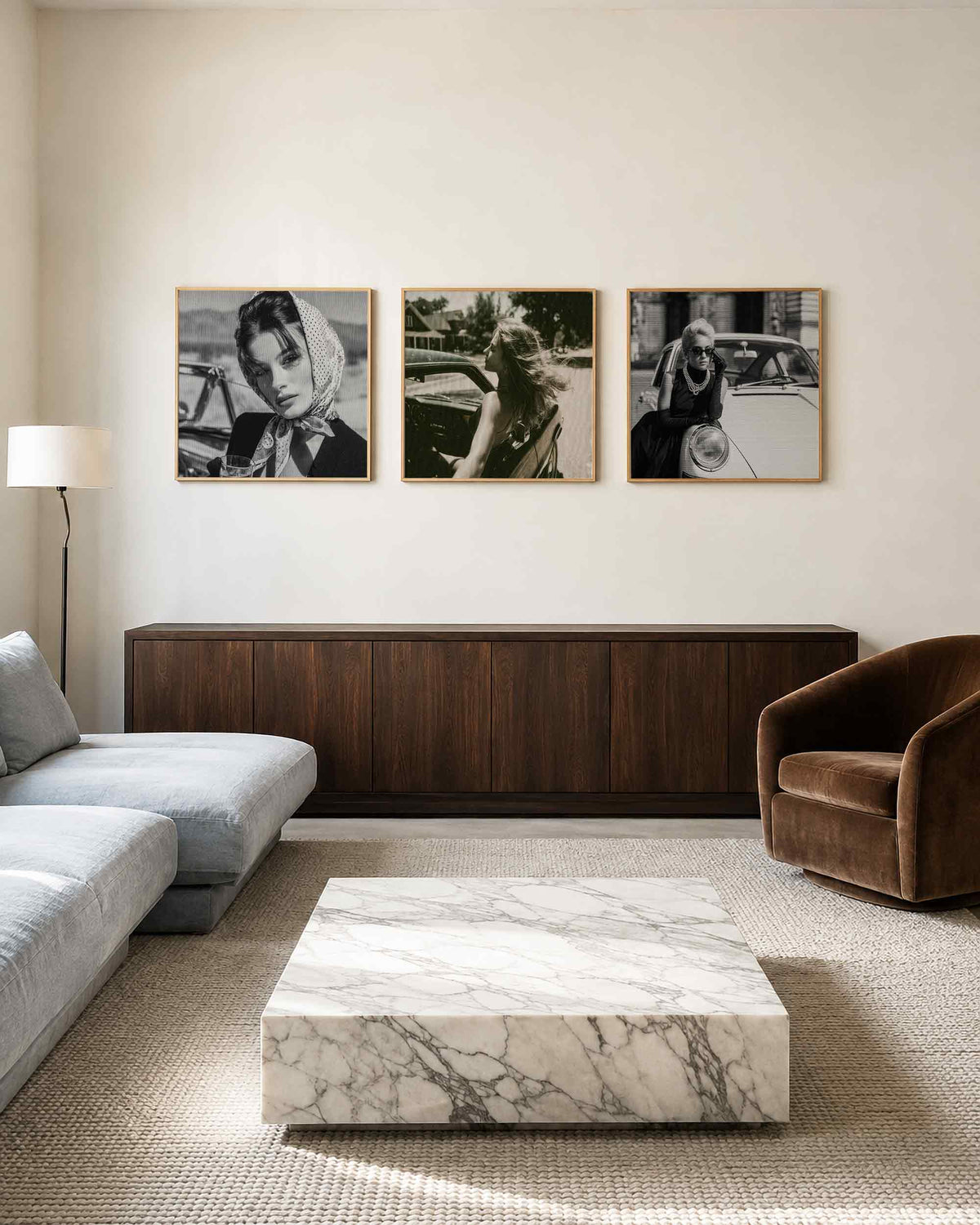 Interieurpresentatie van een driedelige vierkante posterset met vintage mode