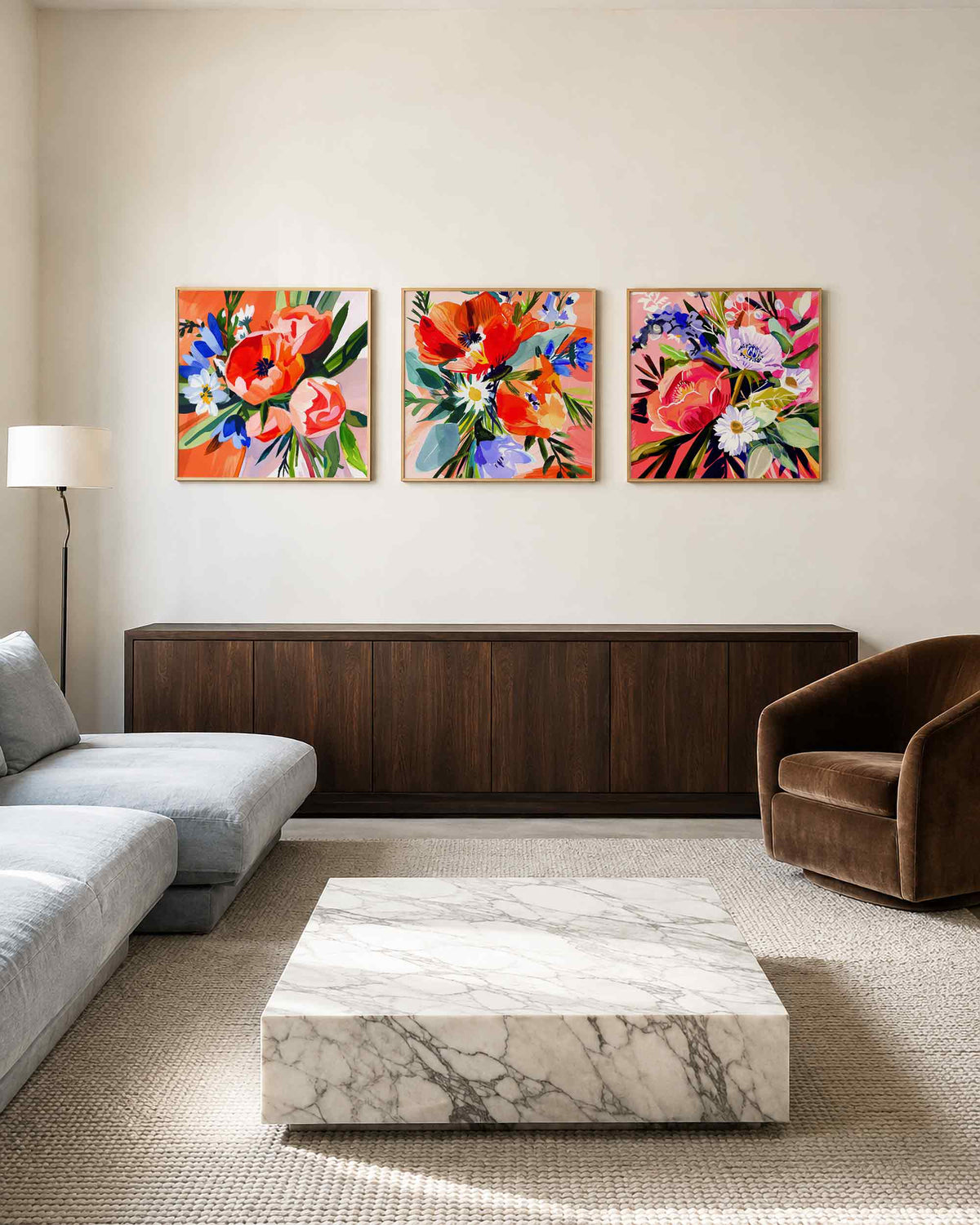 Interieurpresentatie van een driedelige vierkante posterset met kleurrijke bloemen