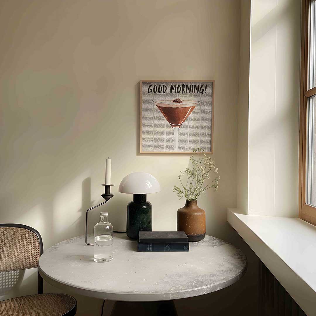 Cocktailglas op krantenachtergrond Poster