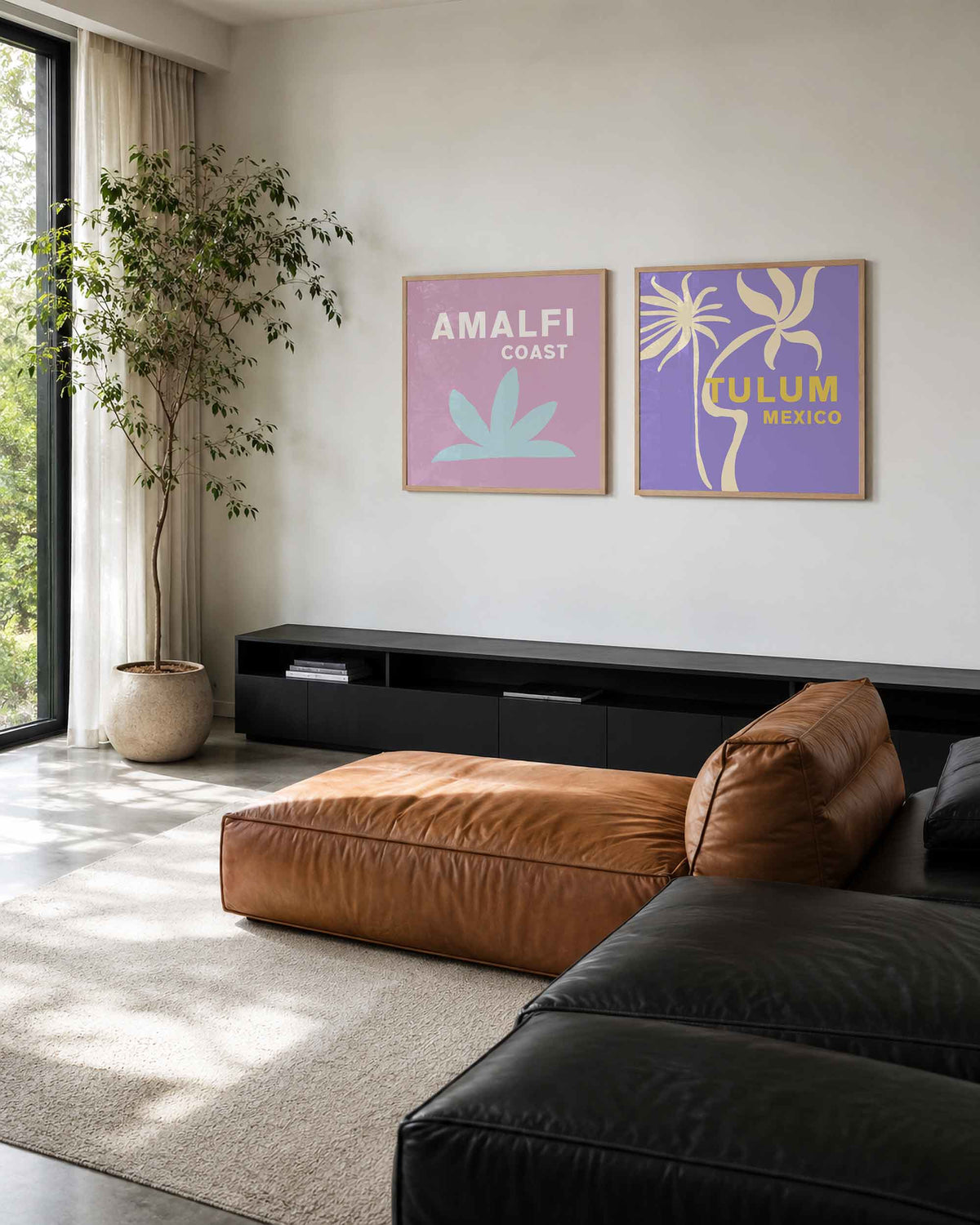 Interieurpresentatie van een tweedelige vierkante posterset met amalfi en tulum