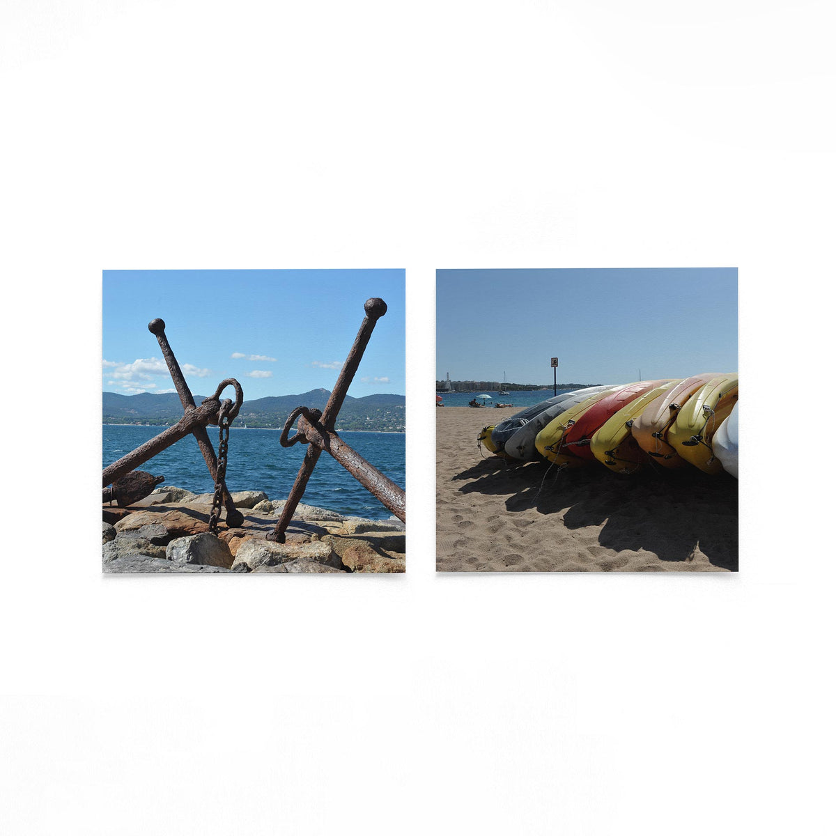 Productfoto van twee vierkante posters met kustlijnen en kajaks – Gerald Emming