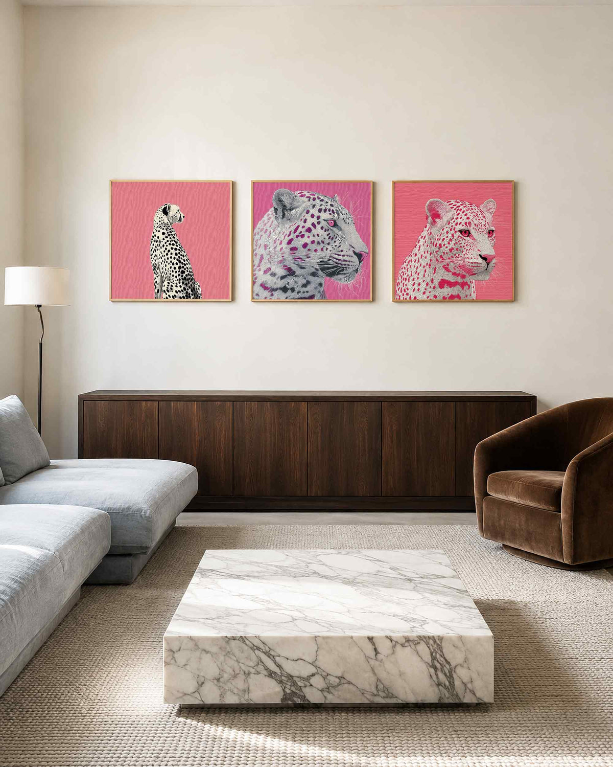 Interieurpresentatie van een driedelige vierkante posterset met grote katten